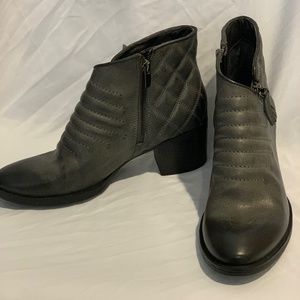 Clarks Narrative Gray Leather Quilted Ankle Boots Booties Women’s 8.5